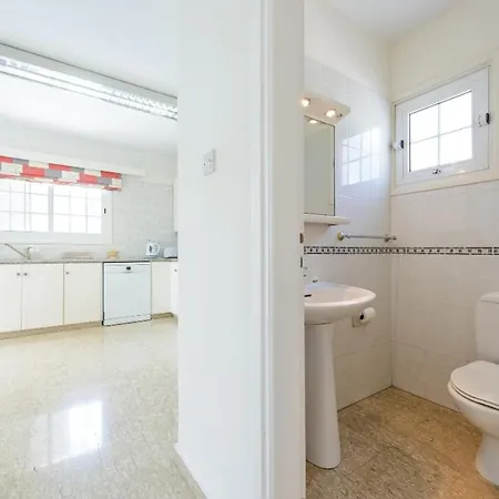 Rent Your Dream Holiday And Look Forward To Relaxing Beside Your Private Pool 1387 *