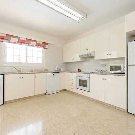 Rent Your Dream Holiday And Look Forward To Relaxing Beside Your Private Pool 1387 *