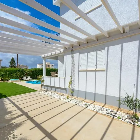 Rent Your Dream Holiday And Look Forward To Relaxing Beside Your Private Pool 1387 Vilă Ayia Napa