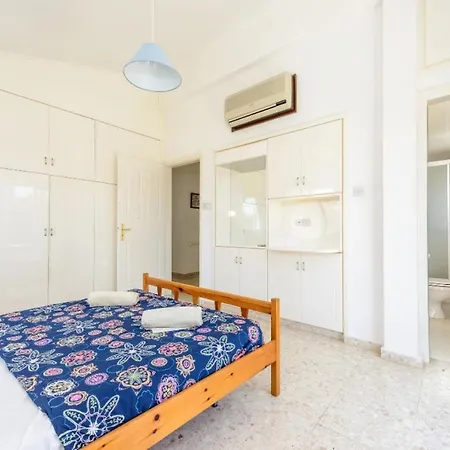 Rent Your Dream Holiday And Look Forward To Relaxing Beside Your Private Pool 1387 *